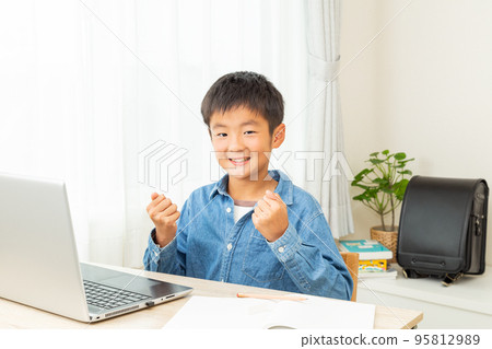 Boys learning online 95812989