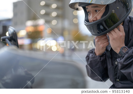 戴頭盔的騎手 95813140