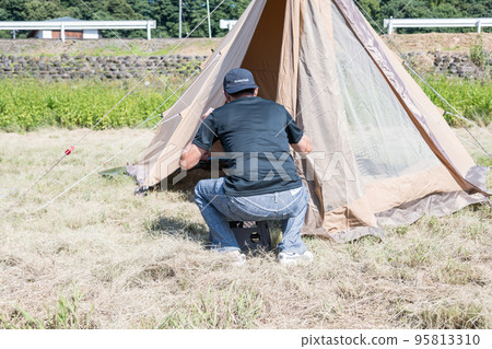 [Set up an auto-camping tent on the Nakatsugawa riverbed] 95813310