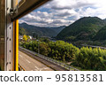 Car window from Shiman truck 2022/10/23A 95813581
