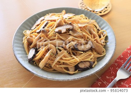 日式蘑菇意大利面 95814073