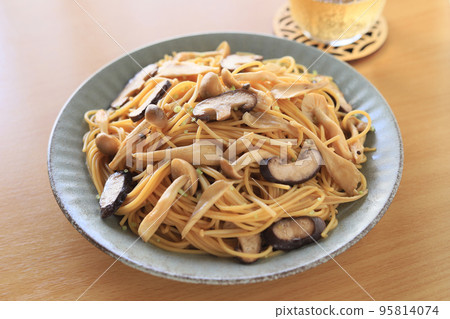 日式蘑菇意大利面 95814074