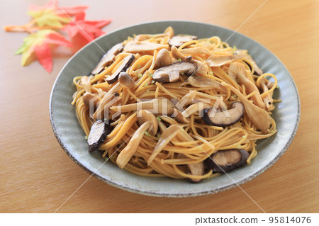 日式蘑菇意大利面 95814076