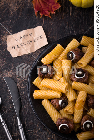 Halloween pasta with meatballs in shape of eye 95814920