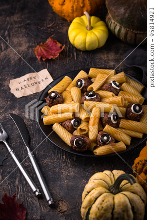 Halloween pasta with meatballs in shape of eye 95814921