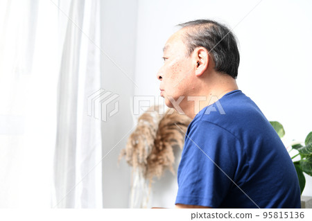 Profile of an Asian senior man indoors Profile of an Asian senior man indoors 95815136