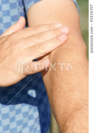 Topical pain of the elbows. Topical pain of the elbows. 95816707