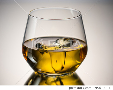 Glass of whisky on the rocks 95819005