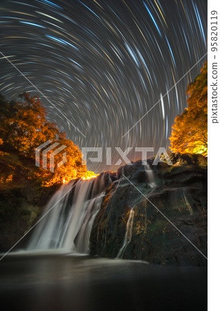 栃木縣那須烏山市龍門瀑布、紅葉和星軌 95820119