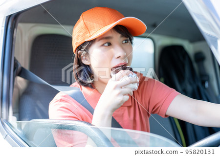 女司機一邊開著卡車一邊吃飯糰 95820131