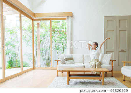 舒展在客廳的主婦 95820339