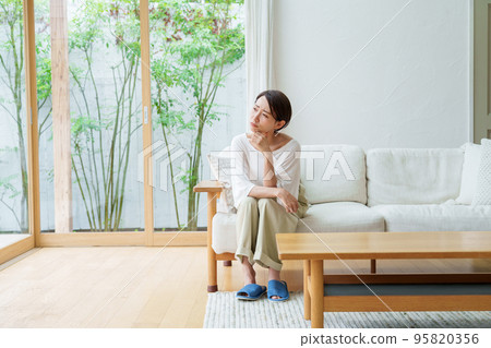 主婦在客廳擔心 主婦在客廳擔心 95820356
