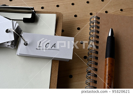 作為 LCA 編寫的 Word 書和剪貼板 作為 LCA 編寫的 Word 書和剪貼板 95820621