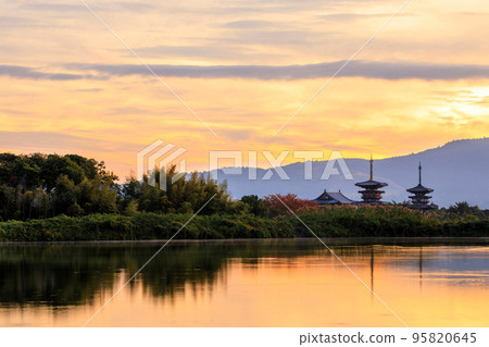 染上朝霞的西京藥師寺 95820645