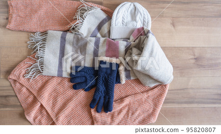 Preparing and tidying up winter clothes | Image of changing clothes 95820807