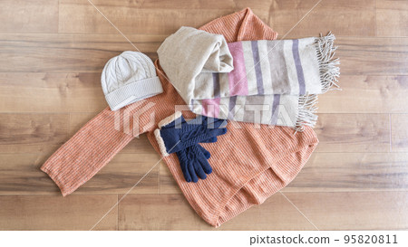 Preparing and tidying up winter clothes | Image of changing clothes 95820811