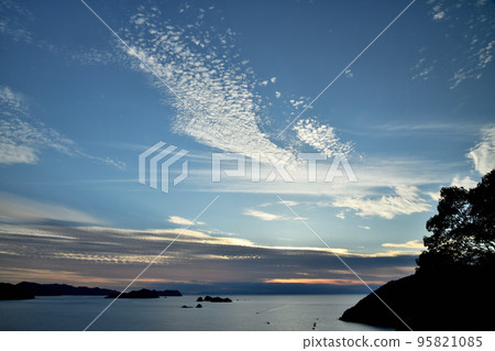 Sunset on the Suhara coast [Yuasa Town, Wakayama Prefecture] 95821085