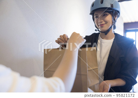 餐廳服務員要求送貨員送餐 95821172