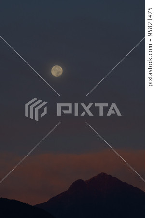 Akeno-cho, Hokuto City, full moon setting in Kaikoma in the morning glow 95821475
