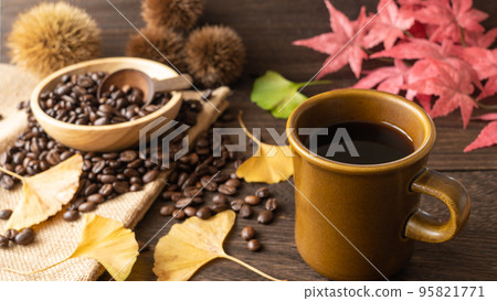 Autumn image (chestnut, ginkgo, autumn leaves) and coffee Autumn image (chestnut, ginkgo, autumn leaves) and coffee 95821771