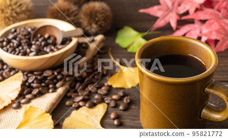 Autumn image (chestnut, ginkgo, autumn leaves) and coffee Autumn image (chestnut, ginkgo, autumn leaves) and coffee 95821772