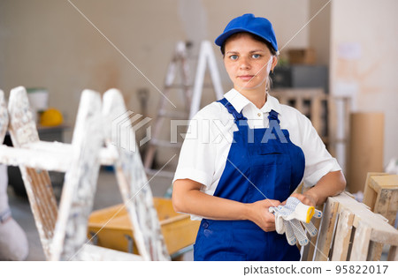 Portrait of smiling young woman repairer 95822017
