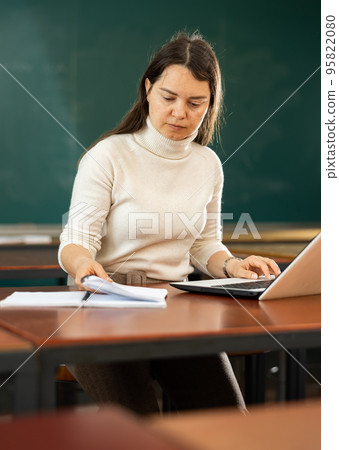 Portrait of a concentrated girl student preparing for classes 95822080