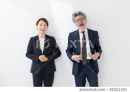 男人和女人在西裝白色背景 男人和女人在西裝白色背景 95822105
