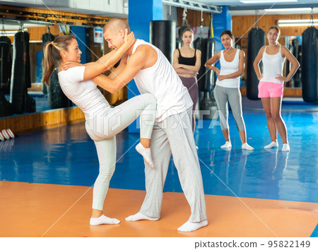 Woman doing knee strike movement 95822149
