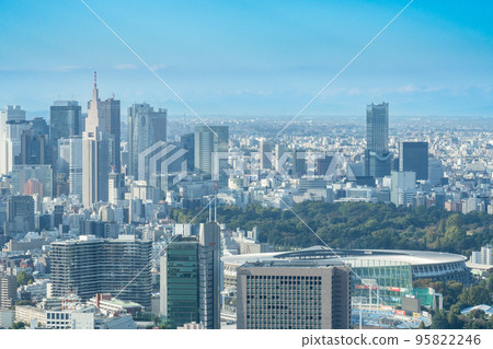 東京城市景觀與柔和的燈光照亮的新宿建築 東京城市景觀與柔和的燈光照亮的新宿建築 95822246