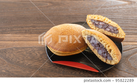 Japanese confectionery dorayaki Japanese confectionery dorayaki 95822289
