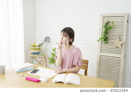 在家學習時擔心的女人 95822364