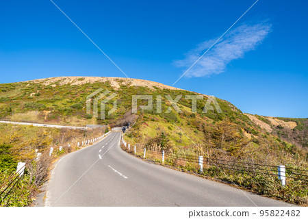 滋賀草津高原路線 10月下旬爬上湯釜西坡的道路 95822482