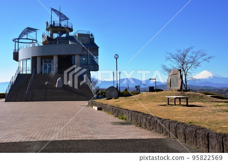 Hiratsuka City Shonandaira (Komayama Park) Rest House Observatory and Snow-capped Mt. Fuji 95822569