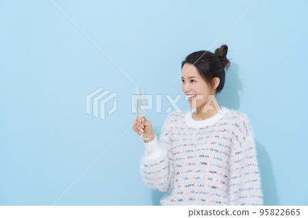 Women with champagne glasses 95822665