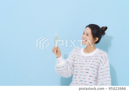 Women with champagne glasses Women with champagne glasses 95822666