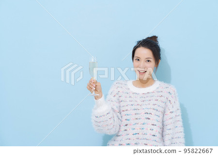 Women with champagne glasses 95822667