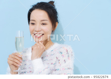 Women with champagne glasses 95822674