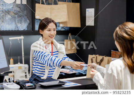 女性服裝購物 95823235