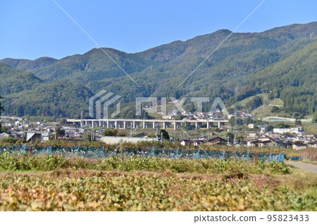 穿過千隈市西山區的長野高速公路橋墩 穿過千隈市西山區的長野高速公路橋墩 95823433