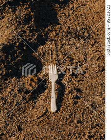 [Environment] Plastic forks thrown away on the beach of the sea Garbage 95823623