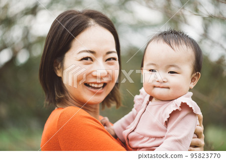 Smiling baby and mother/child-rearing image 95823770