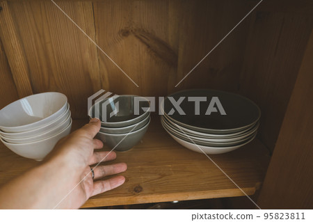 從櫥櫃裡拿出一個盤子 95823811