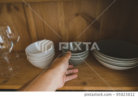 從櫥櫃裡拿出一個盤子 95823812