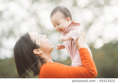 baby and mom doing high high 95823822