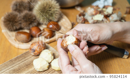 用刀剝栗子皮 95824114