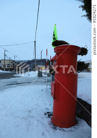 北海道新得的圓形郵筒景觀（新得市政廳前） 95824273