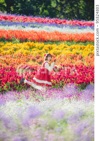 一個花園和一個打扮成小紅帽的女人 95824803