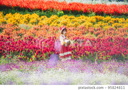 一個花園和一個打扮成小紅帽的女人 95824811