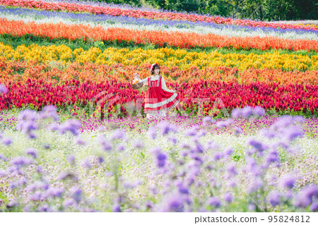 一個花園和一個打扮成小紅帽的女人 一個花園和一個打扮成小紅帽的女人 95824812